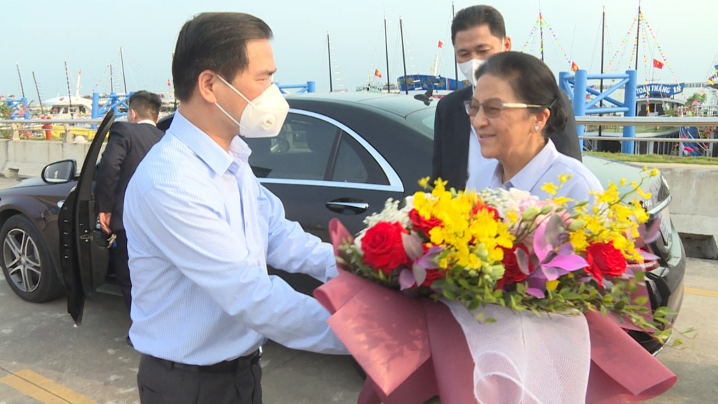 Đồng chí Bùi Văn Khắng PCT UBND Tỉnh tặng hoa chào đón đồng chí Pa-ny Ya-tho-tu, Phó Chủ tịch nước CHDCND Lào. 