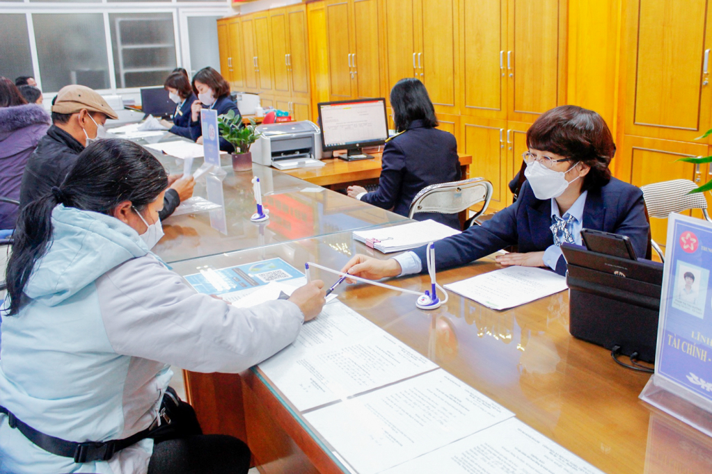  Người dân đến giải quyết TTHC tại Trung tâm Hành chính công TP Móng Cái. Ảnh: Vi Thu (Trung tâm TT-VH Móng Cái) 