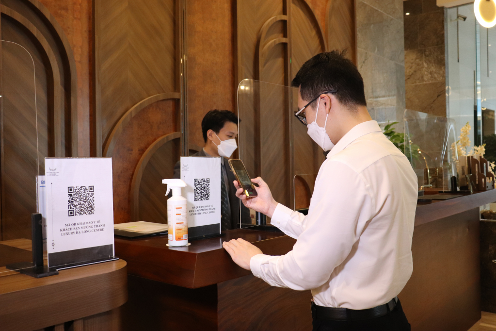 Du khách tự giác quét mã QR khai báo y tế khi đến khách sạn Mường Thanh Luxury Hạ Long Centre.
