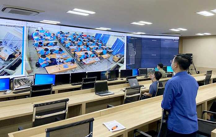 Trung tâm điều hành thành phố thông minh Quảng Ninh kết nối hệ thống camera giám sát đến các trường học trong tỉnh. Ảnh: Lưu Linh