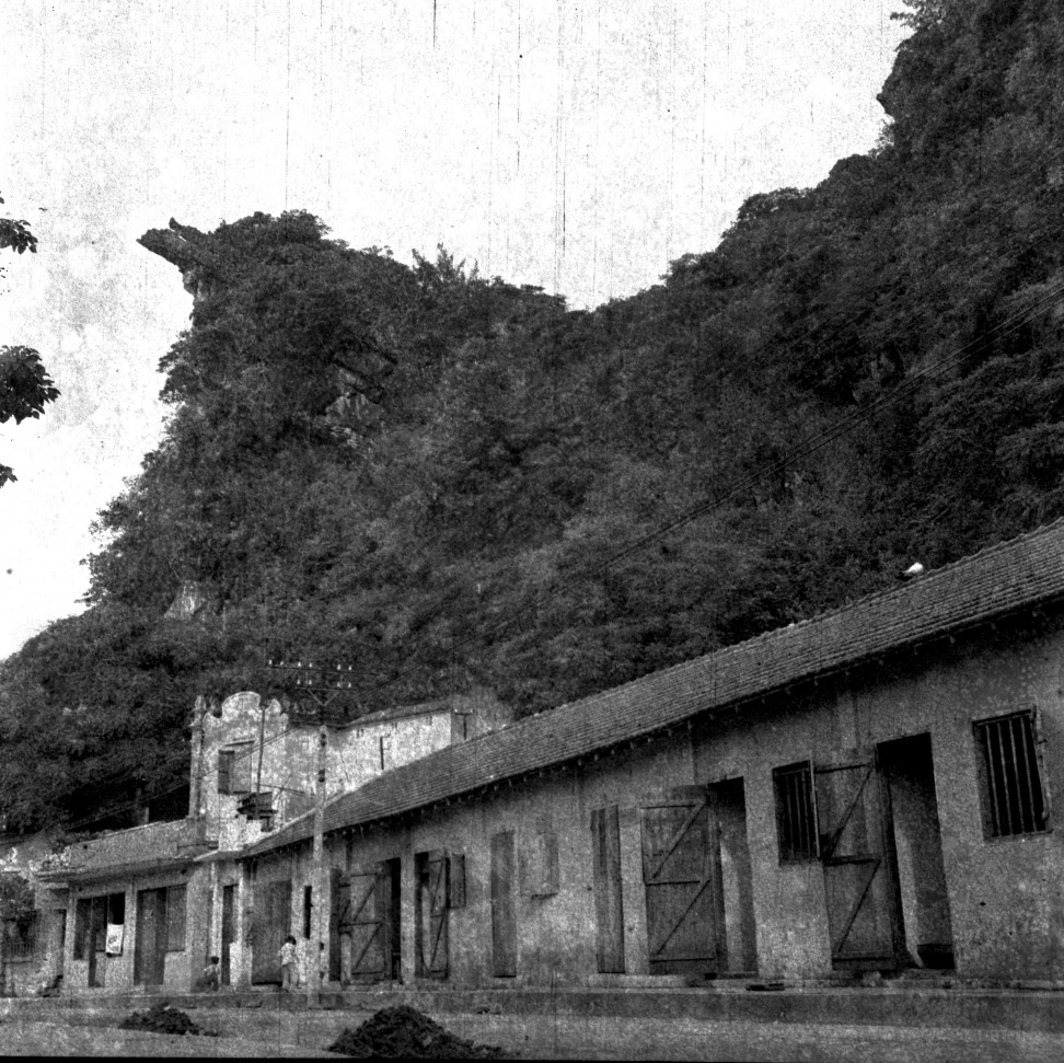 Mỏm Mỏ Quạ bên sườn núi Bài Thơ - nơi đồng chí Đào Văn Tuất treo cờ Đảng ngày 1/5/1930 (ảnh chụp năm 1959 của Bảo tàng tỉnh Quảng Ninh).