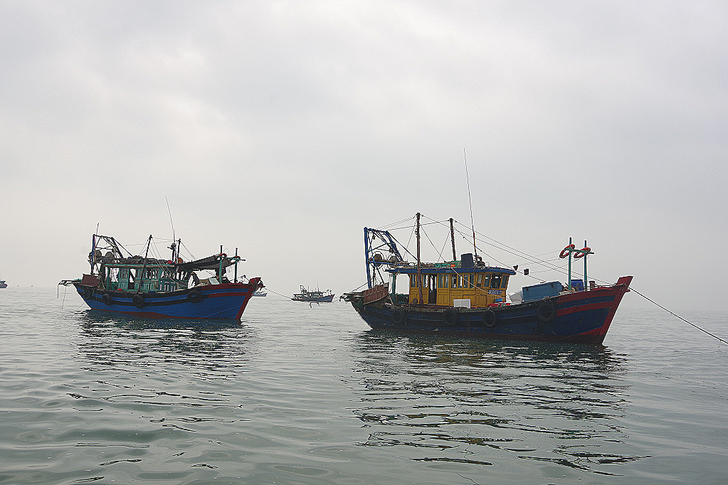 Lực lượng chức năng bắt giữ phương tiện sử dụng ngư cụ cấm để khai thác thủy sản.