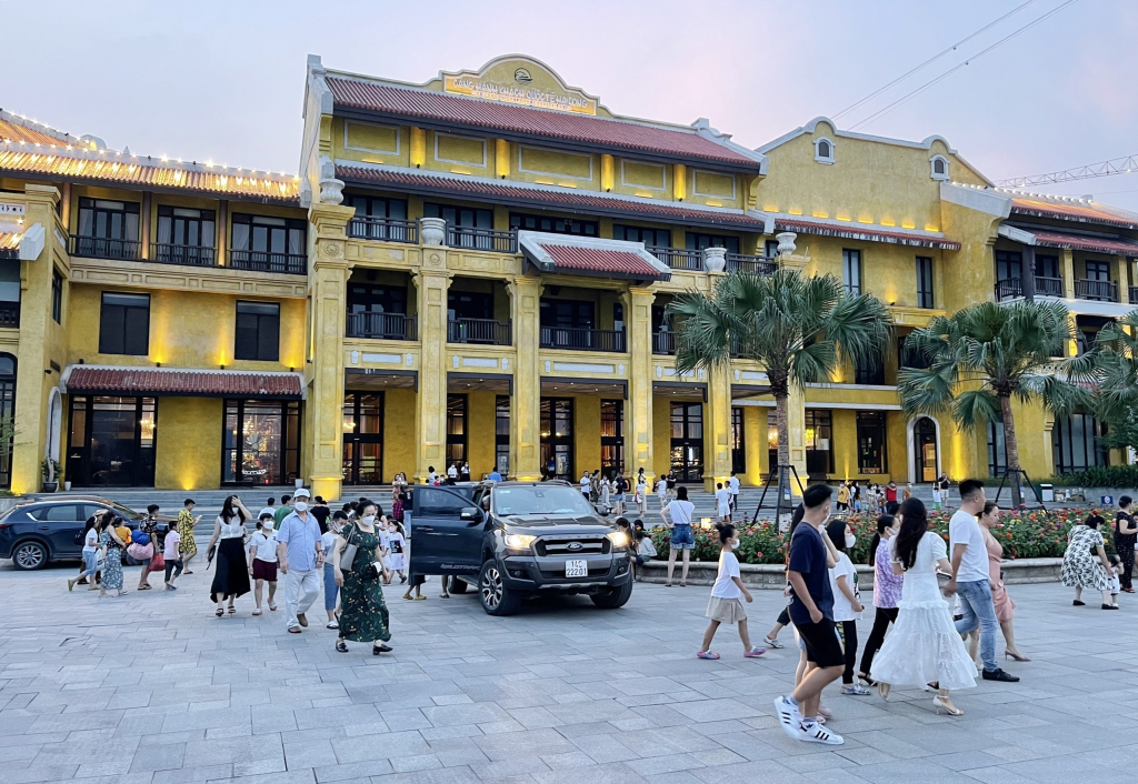 Đông đảo du khách trong và ngoài tỉnh tới tham quan và trải nghiệm các sản phẩm du lịch tại Quảng Ninh nhân dịp nghỉ lễ 30/4. 