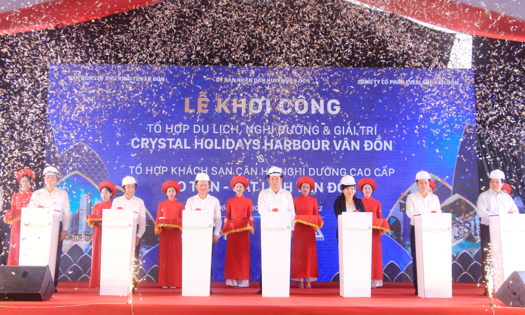 Các đại biểu bấm nút khởi công dự án Tổ hợp du lịch, nghỉ dưỡng và giải trí Crystal Holidays Harbour Vân Đồn. Ảnh: Mạnh Trường