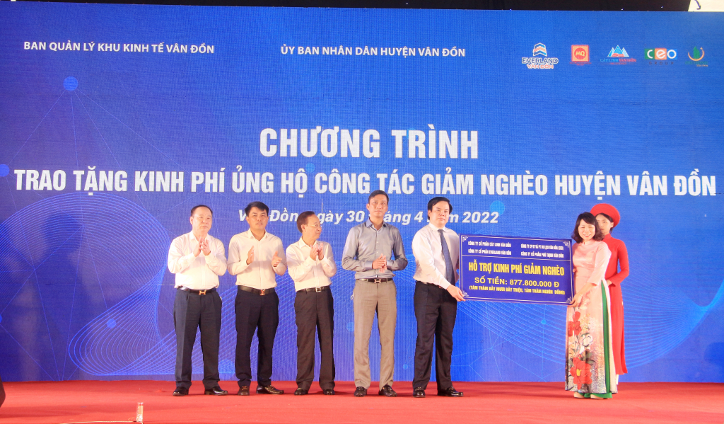 Các nhà đầu tư hỗ trợ kinh phí ủng hộ các hộ nghèo trên địa bàn huyện Vân Đồn.