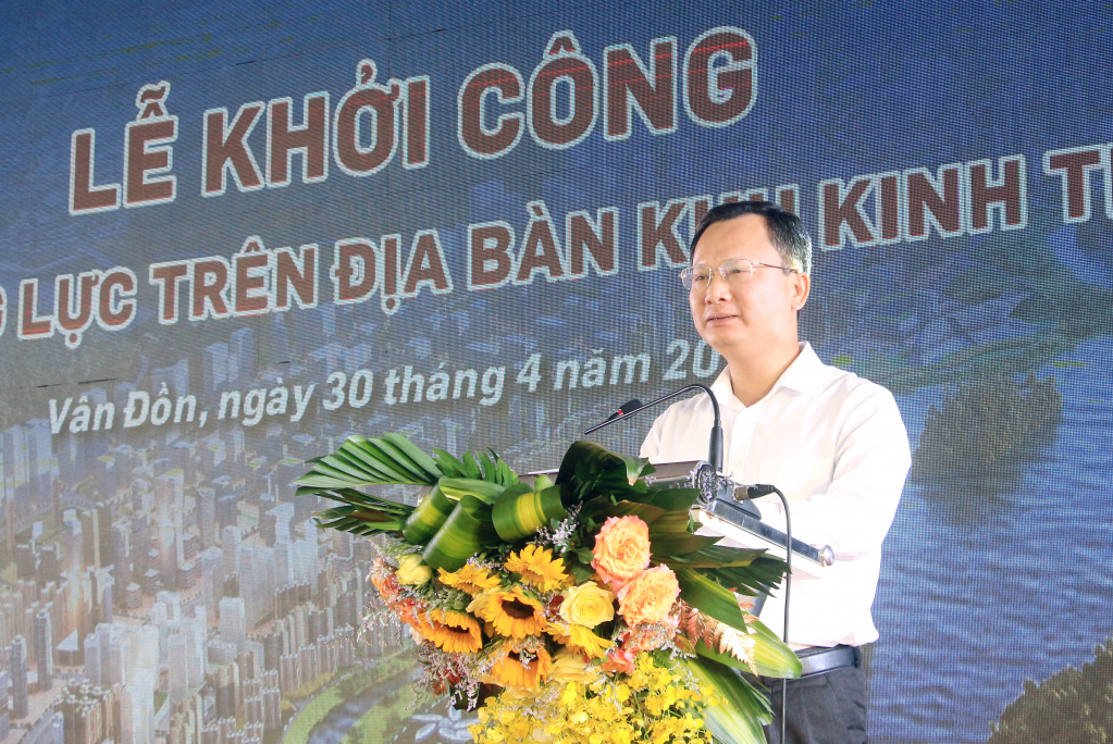 Đồng chí Cao Tường Huy, Phó Chủ tịch Thường trực UBND tỉnh, Trưởng Ban Quản lý KKT Vân Đồn, phát biểu tại lễ khởi công.