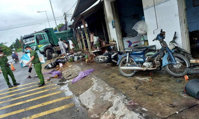 Hoảng hồn ô tô mất lái va trúng nhiều người đi đường, 4 người phải cấp cứu