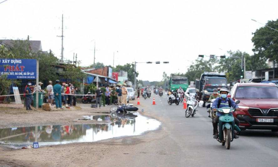 Ba mẹ con gặp nạn do va chạm với xe tải