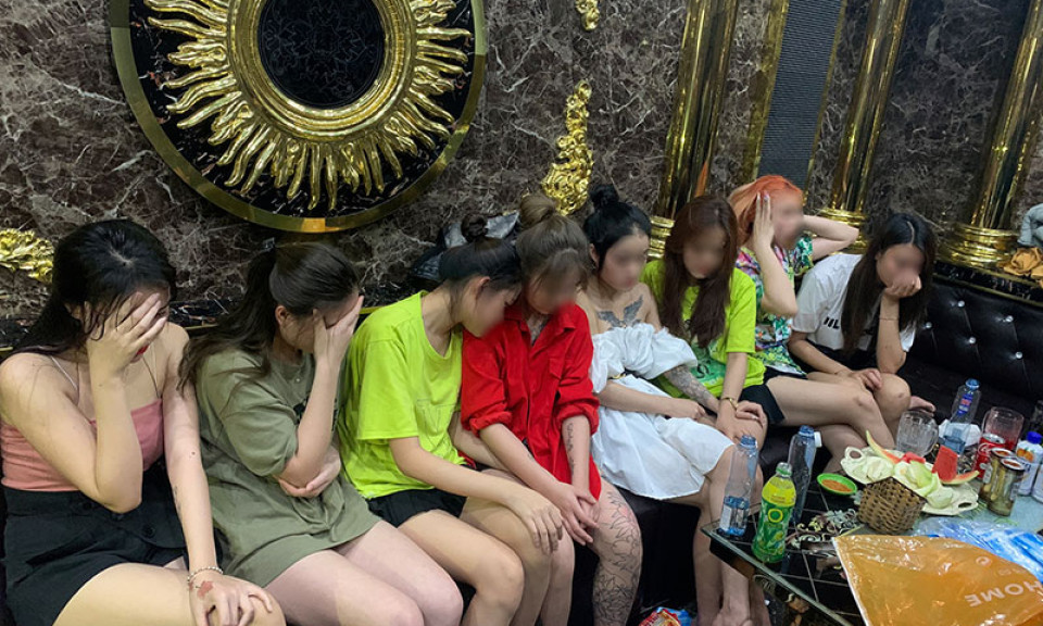 16 nam nữ tổ chức “bay lắc” trong karaoke Phượng Phi Thường