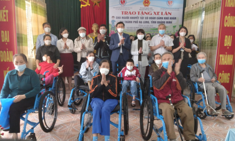 Trao tặng 244 chiếc xe lăn cho người khuyết tật có hoàn cảnh khó khăn 