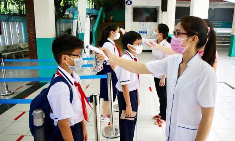 1-6 grade students in Hanoi back to school from April 6