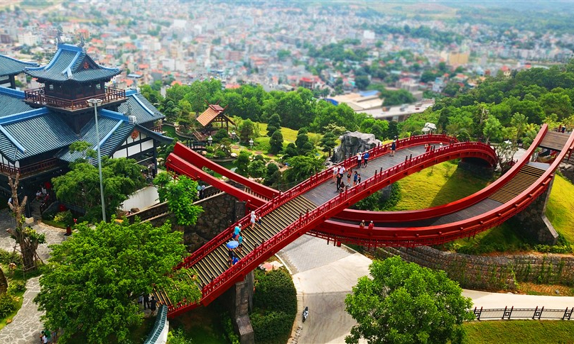 Sun World Halong Complex:  Queen Cable Car officially reopened 