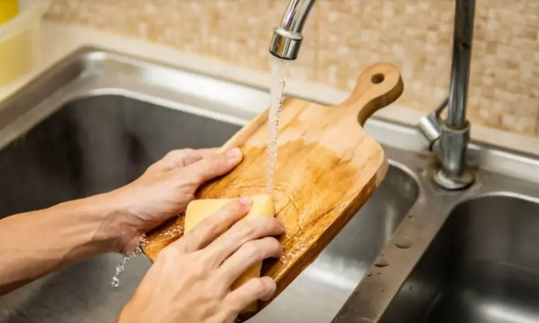 Thực hư thông tin dùng đũa, thớt mốc gây ung thư gan