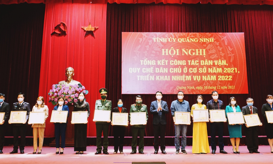 Mở rộng dân chủ trong sinh hoạt đảng và công tác tổ chức cán bộ