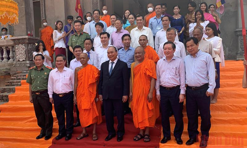 Chủ tịch nước Nguyễn Xuân Phúc thăm, chúc Tết đồng bào Khmer thành phố Cần Thơ
