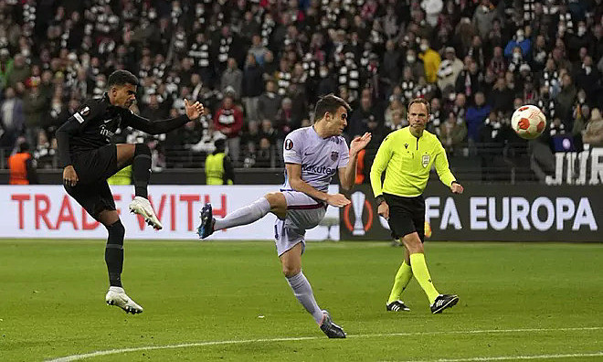 Barca hoà dù chơi hơn người ở Europa League