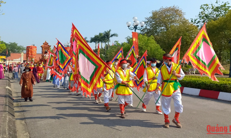 Bach Dang traditional festival kicked off in Quang Yen town