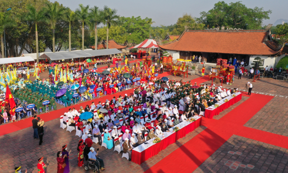 Colourful Bach Dang traditional festival