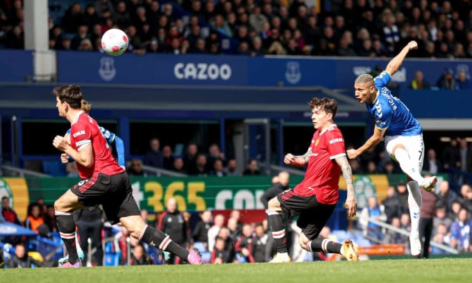 Everton quật ngã Man Utd