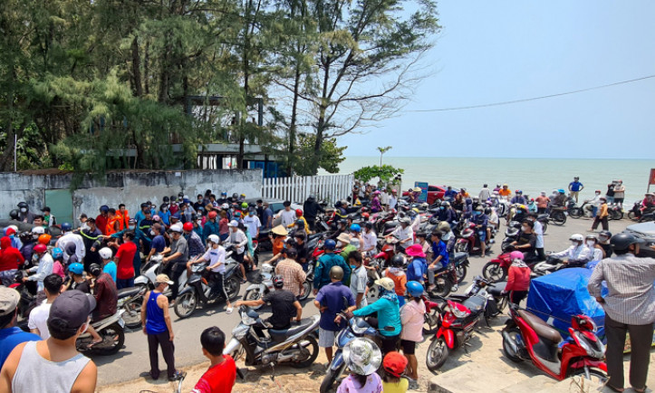 4 du khách bị sóng cuốn khi tắm biển
