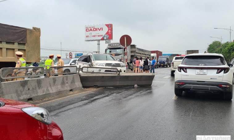 Xe tải ủi bay xe 7 chỗ vào dải phân cách, QL1 qua Thanh Hóa ách tắc hơn 3km
