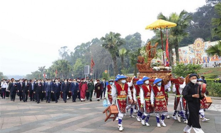President offers incense in commemoration of Hung Kings
