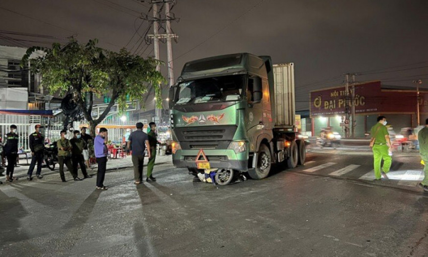 Xe container cuốn xe máy vào gầm, shipper 70 tuổi tử vong thương tâm