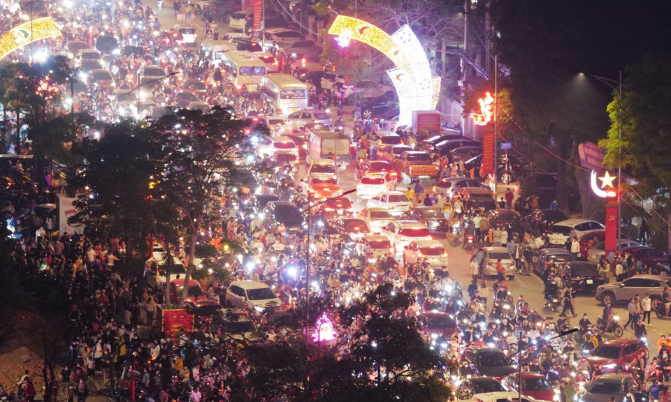 Tourist hotspots overrun by weekend holiday crowds