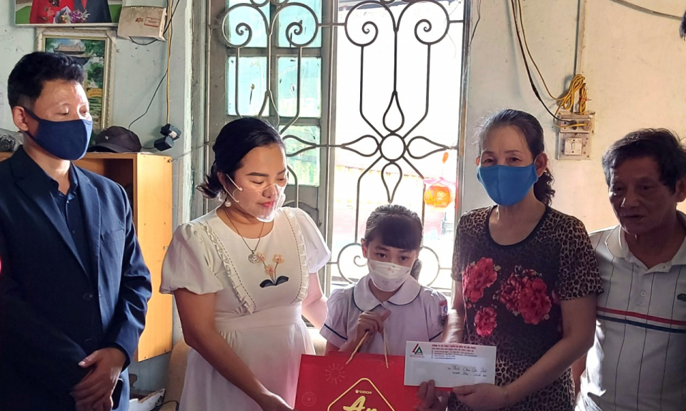 Chung tay nâng bước trẻ mồ côi tới trường