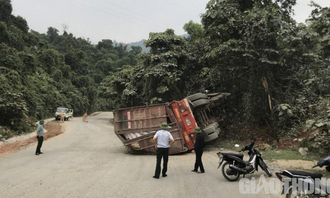 Hà Tĩnh: Liên tiếp 2 vụ tai nạn trong một giờ, 2 người tử vong, 1 bị thương