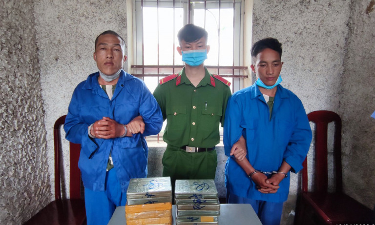 Hai chú cháu vận chuyển 12 bánh heroin