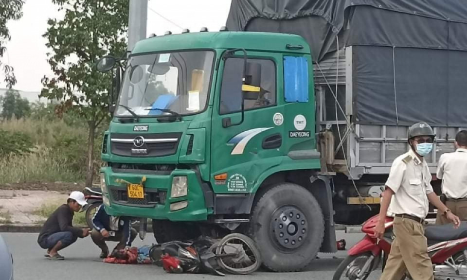 Đi giao cá, hai bà cháu bị xe tải cuốn vào gầm