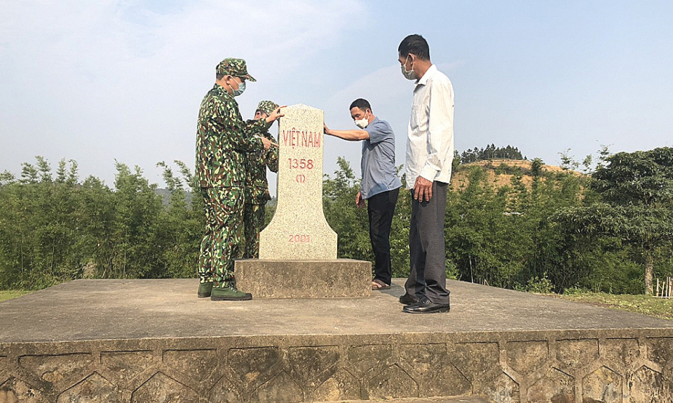 Những “cột mốc sống” nơi biên cương