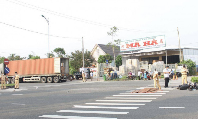 Sau va chạm với xe bán tải, người đàn ông tử vong tại chỗ