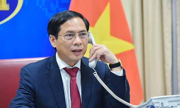 Bộ trưởng Bùi Thanh Sơn điện đàm với Bộ trưởng Ngoại giao Trung Quốc