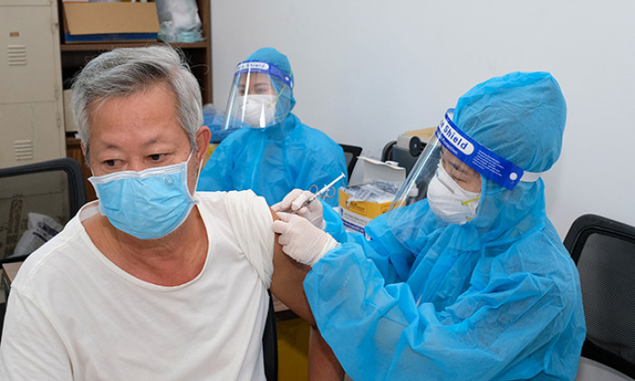 Chiều 15/4: Việt Nam đã tiêm 209 triệu liều vaccine phòng COVID-19; nghiên cứu tiêm mũi 4 cho nhóm nguy cơ cao