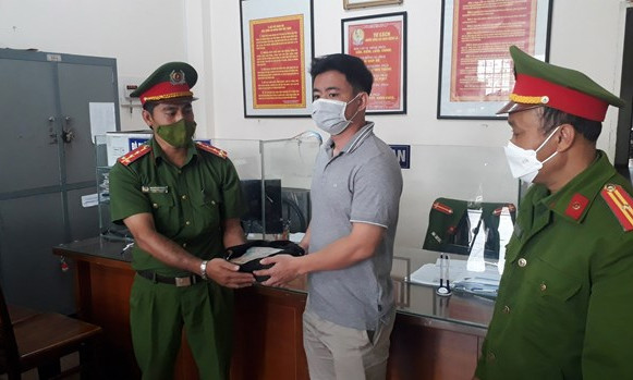 Đại úy Công an trả lại 300 triệu đồng quên ở thùng xe tải cho du khách