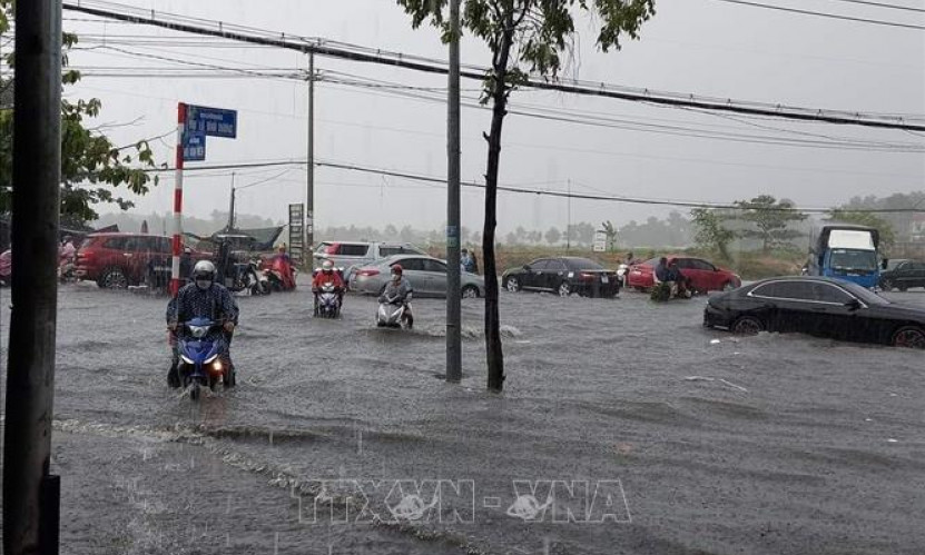 Mưa dông, lốc, sét gây nhiều thiệt hại tại các địa phương
