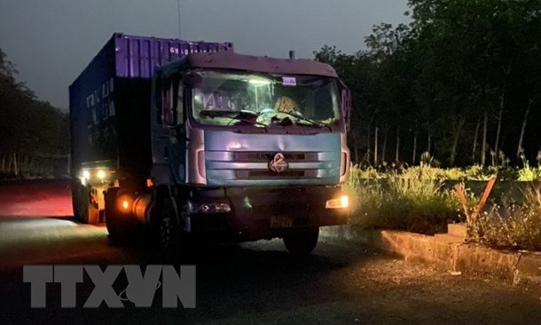 Bắt giữ xe container đổ trộm hàng chục tấn rác thải