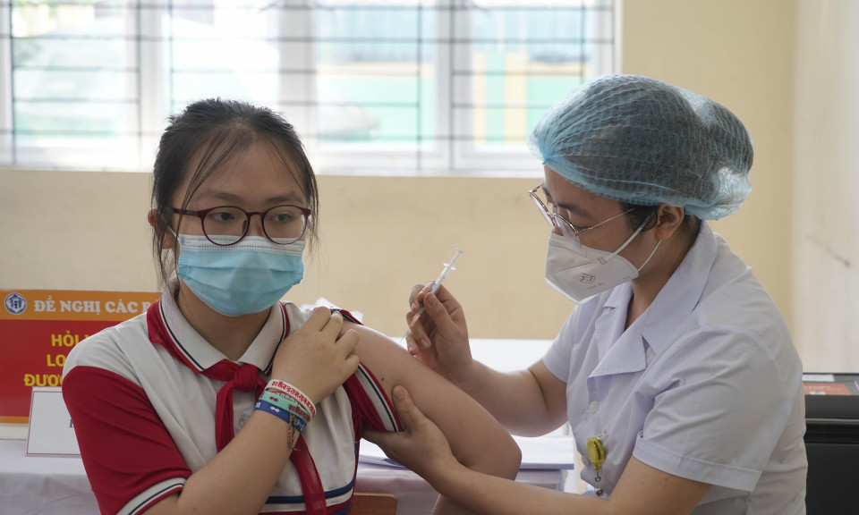 Tại sao 3 ngày sau tiêm vắc xin Covid-19, trẻ không nên bơi lội, đá bóng?