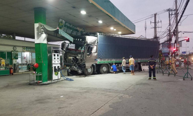 Xe tải lao vun vút vào cây xăng húc đổ 2 trụ bơm, nhiều người hốt hoảng