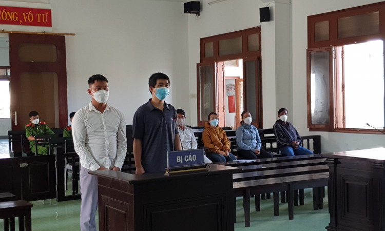 Mua bán súng và giả mạo giấy tờ, hai bị cáo lãnh án tù