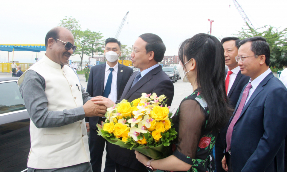 Speaker of the Lok Sabha of the Republic of India visits Ha Long Bay
