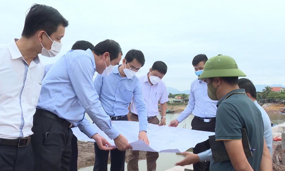 Phó Chủ tịch UBND tỉnh Phạm Văn Thành kiểm tra chương trình xây dựng NTM tại huyện Đầm Hà, Tiên Yên
