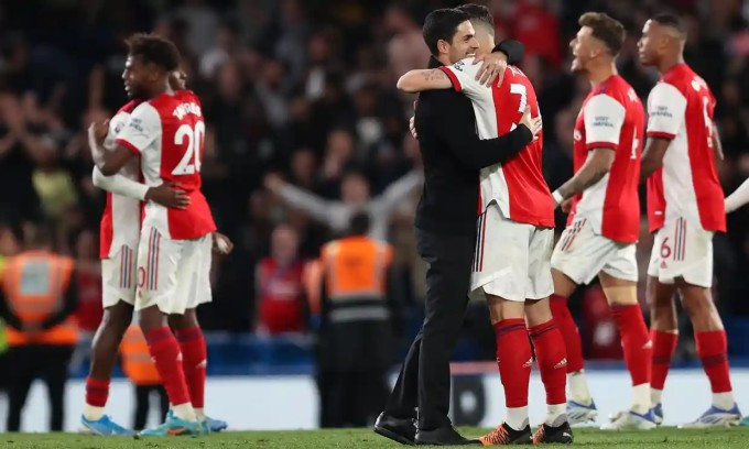 Arsenal hâm nóng cuộc đua top bốn
