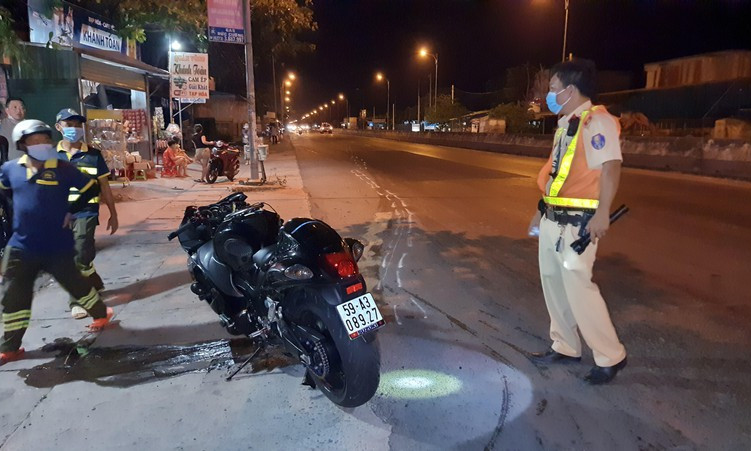 2 xe mô tô phân khối lớn va chạm khiến 2 người thương vong