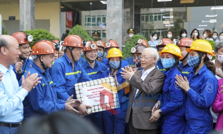 Biểu tượng về chăm lo cho thợ mỏ ở Than Vàng Danh