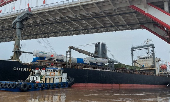 Tàu biển "khủng" bất ngờ chui vào gầm cầu hiện đại nhất Hải Phòng