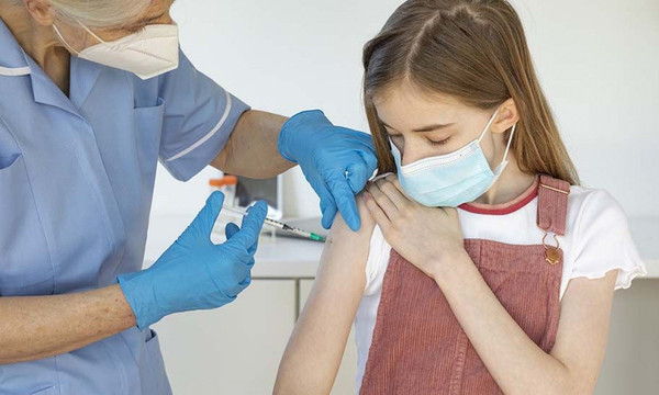 Nhiễm biến thể Omiron: Trẻ chưa được tiêm vaccine có nguy cơ bệnh nặng cao gấp 2 lần