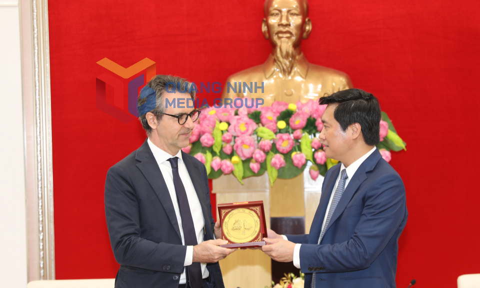 Chủ tịch UBND tỉnh Nguyễn Tường Văn tiếp xã giao Đại sứ, Trưởng Phái đoàn Liên minh châu Âu, tháng 4-2022